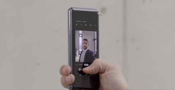 Samsung Galaxy Fold 2019 - mode selfie